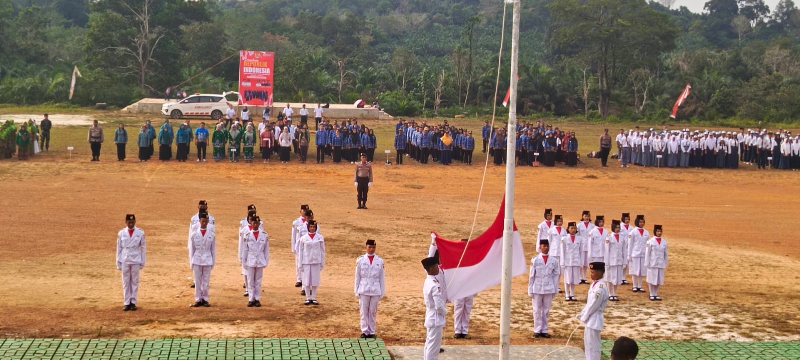 upacara-pengibaran-dan-penurunan-bendera-peringatan-hut-ke-80-kemerdekaan-ri-di-kecamatan-permata-kecubung